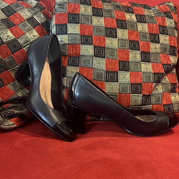 Classy Black Heels - Picture 2 of 4